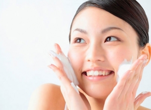 Tẩy tế bào chết trước hay sau khi rửa mặt là hợp lý? Những lưu ý khi tẩy tế bào chết
